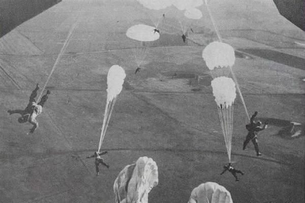 意大利军队并非都是软柿子! <wbr>空降兵趁夜色闪击打掉此国气焰