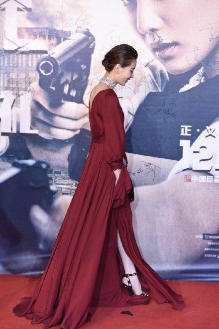 刘诗诗1度气温穿深V红裙, 邓超大方借出外套, 网友: 孙俪不吃醋?