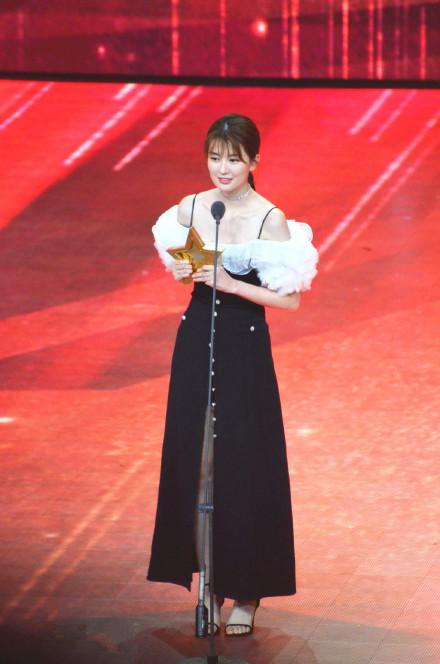 24岁乔欣现身活动, 穿黑色礼裙展现傲人身材, 网友: 怎么看着有些僵硬?