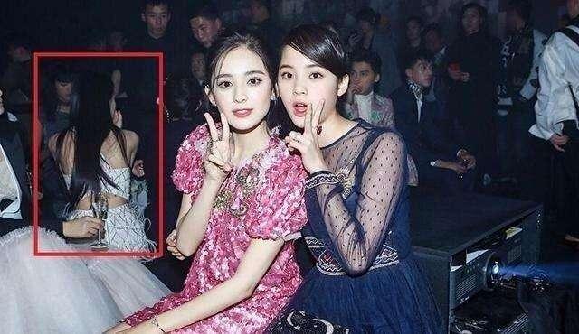 迪丽热巴靠背影秒杀了古力娜扎和欧阳娜娜