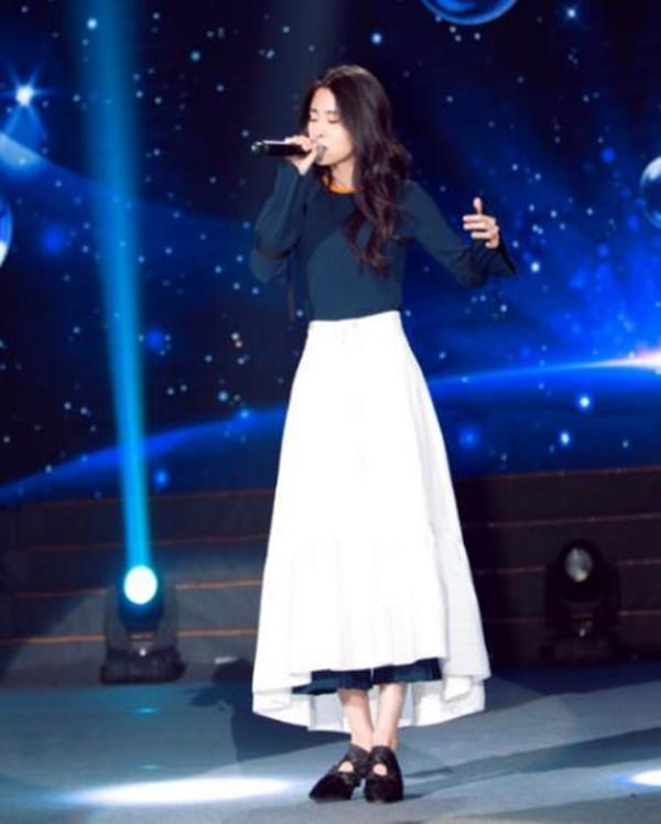 张碧晨裙子里面套裤子很时髦? 让人看不懂的, 还有她脚上那双鞋啊