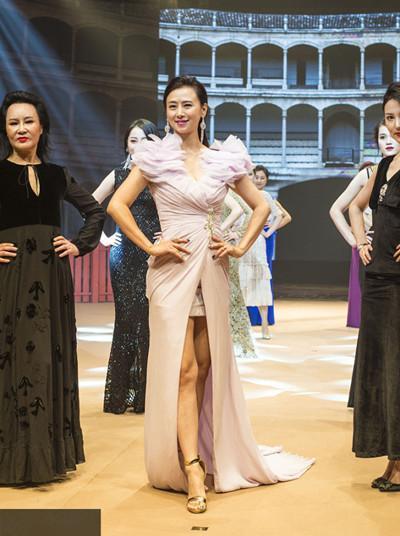 厉害了翁虹! 49岁依然敢走T台, 网友: 这身材还是去跳广场舞吧!