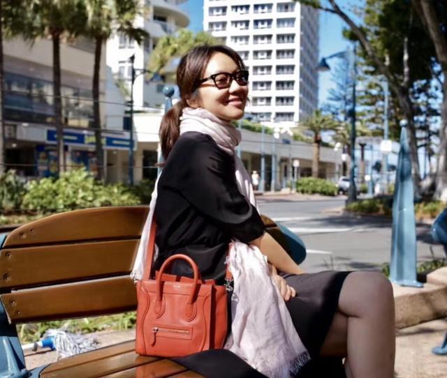 闫妮真是豁出去了! 46岁穿塑身毛衣, 网友: 简直不能再尴尬!