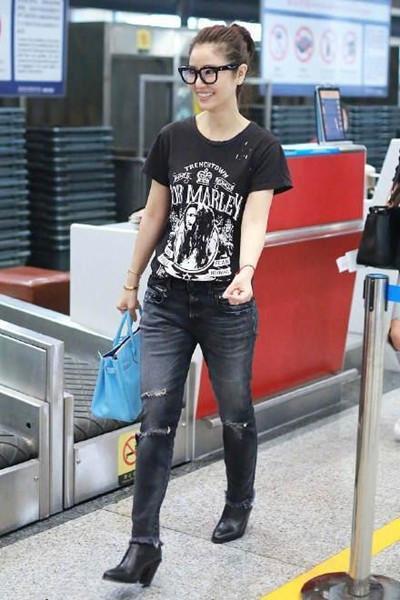 46岁杨钰莹与41岁林心如同现机场, 大家注意力全在两人鞋子上