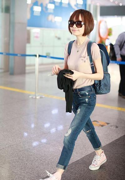 鲁豫不过是穿了一条牛仔裤现身机场, 网友却喊话: 还不如不穿呢!