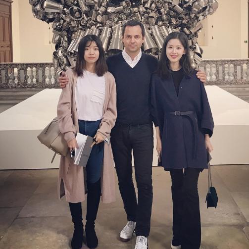 章泽天又一次把身上的大衣穿火了, 确实比风衣好看, 照着穿准没错