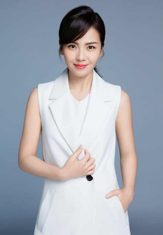 41岁李小冉同框39岁刘涛, 网友: 贵妇和村妇的差距一目了然!