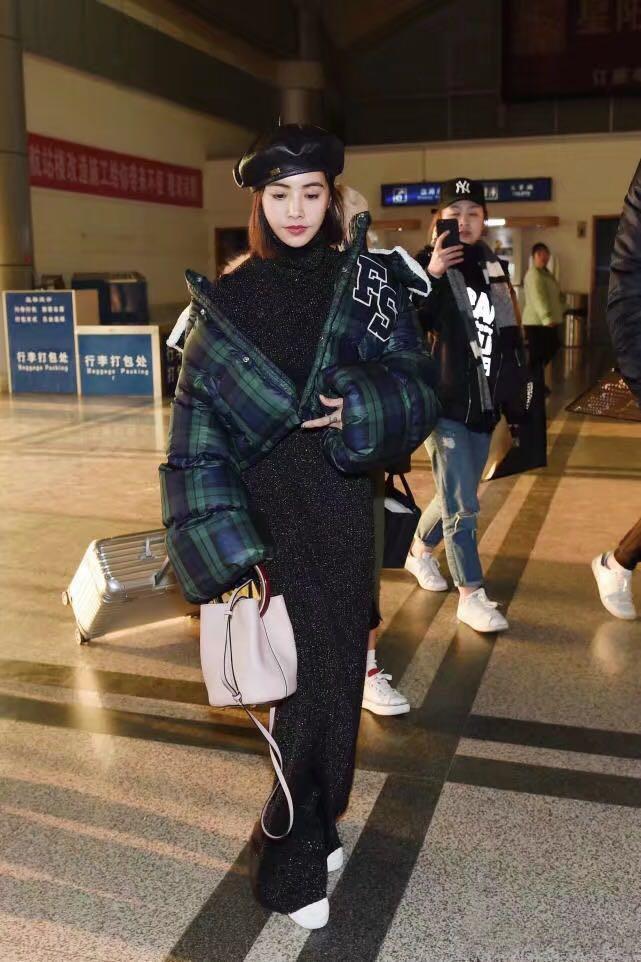 20岁关晓彤和37岁蔡依林同穿大棉服, 一位时髦女王, 一位土气女孩?