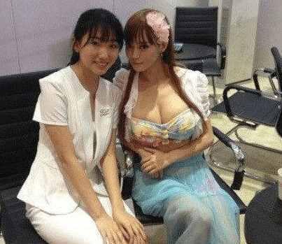 仔细一看, 这衣服真材实料, 还挺贵的吧?