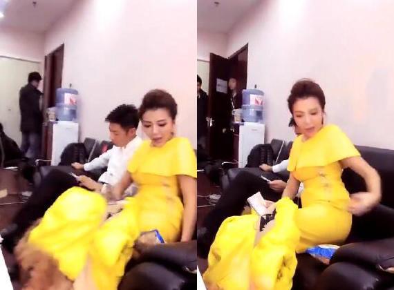 朱迅不小心一屁股坐到橘子上了 撒贝宁急急忙忙的跟她擦裙子后面