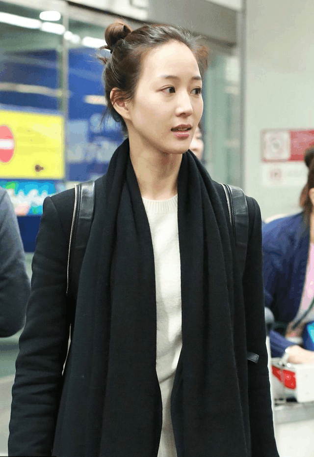 35岁张钧甯真大胆, 机场秀又是素颜, 大衣配牛仔穿出时髦感!