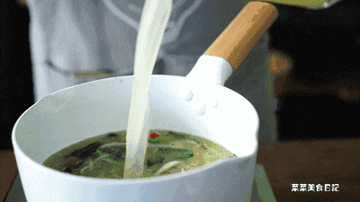 gif 5.倒入排骨汤或者鸡汤煮开.