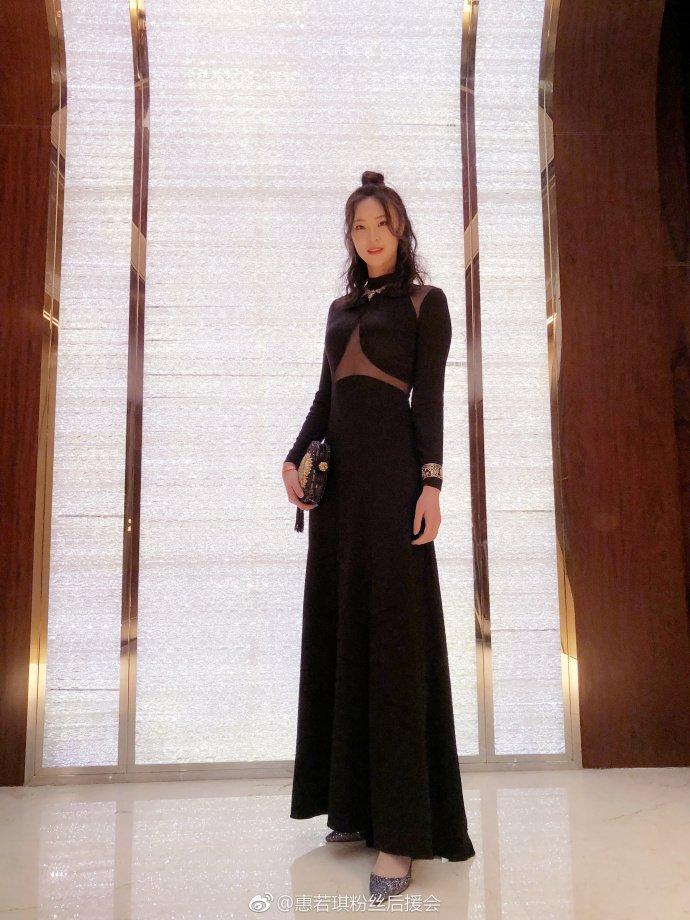 身高192cm女排惠若琪, 穿透视美翻全场, 机场素颜变回运动健将!