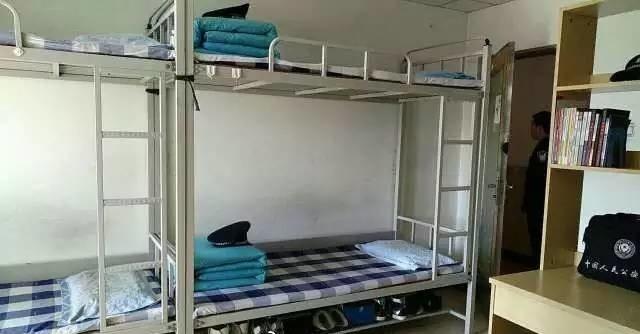 中国人民公安大学男生宿舍火了 <wbr>兵哥哥不服气纷纷“炫被”