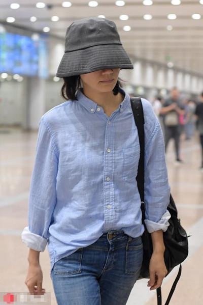 当40岁袁泉机场遇上39岁刘涛, 网友: 这大概就是演员跟明星区别吧