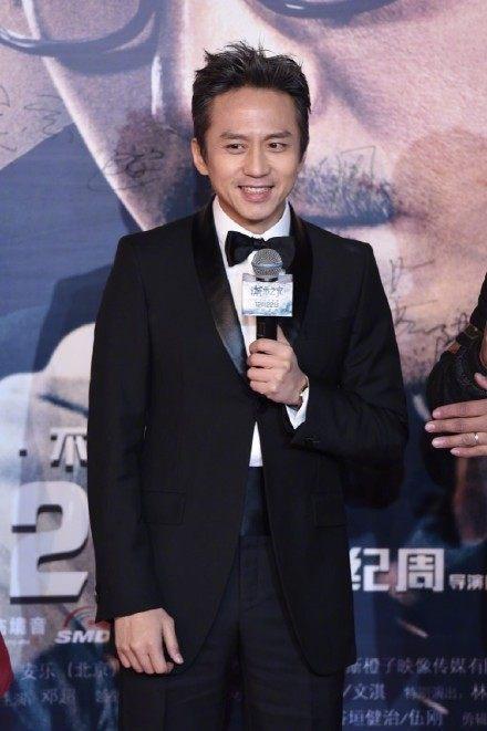 刘诗诗1度气温穿深V红裙, 邓超大方借出外套, 网友: 孙俪不吃醋?