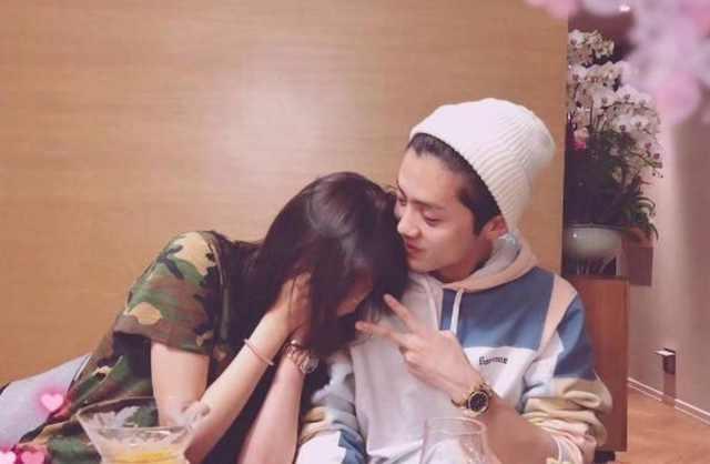 关晓彤同学又爆料, 不上课又有架子, 跟同学在一起像粉丝见面会