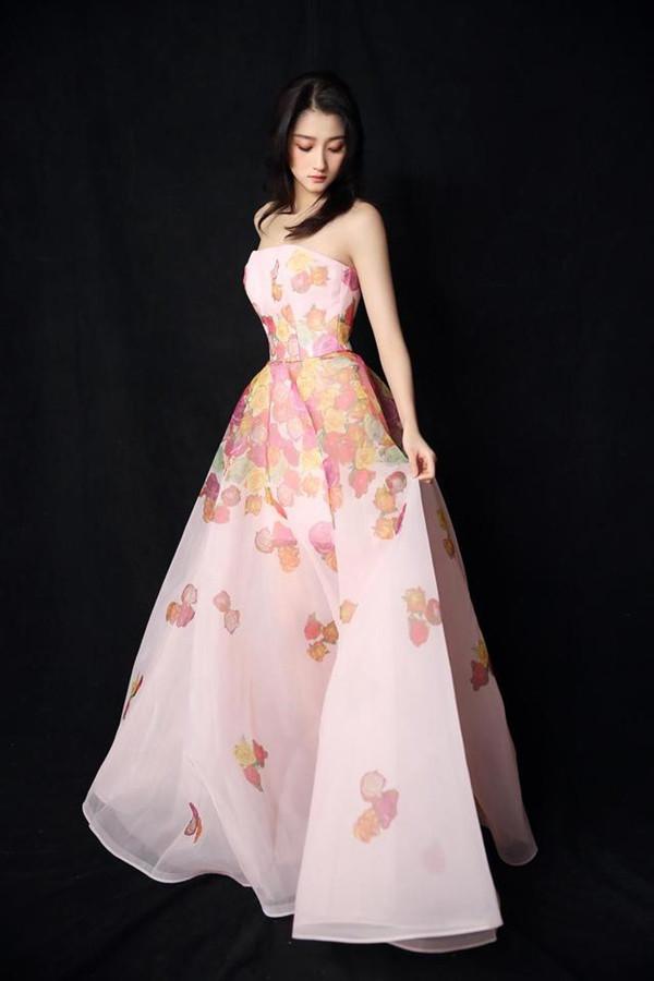 关晓彤穿抹胸裙出席活动, 大秀天鹅颈, 网友: 终于瘦下来了!