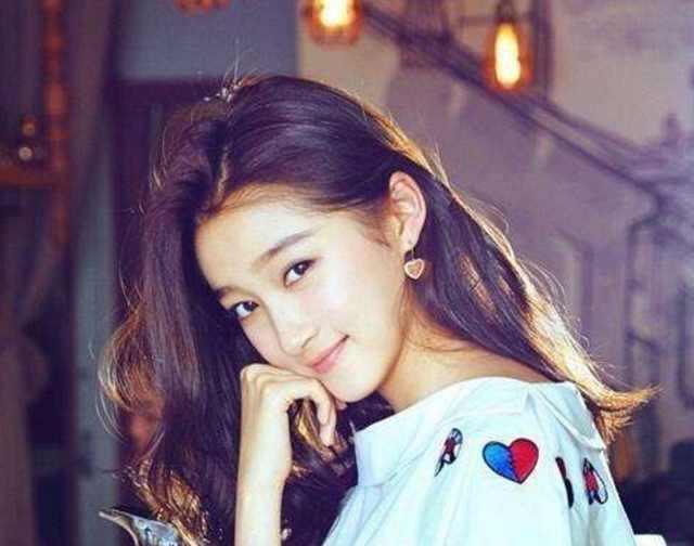 关晓彤同学又爆料, 不上课又有架子, 跟同学在一起像粉丝见面会