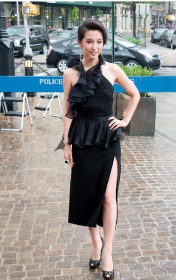 44岁李冰冰现身街头, 裙摆处高开叉的设计, 露出修长白皙的双腿,