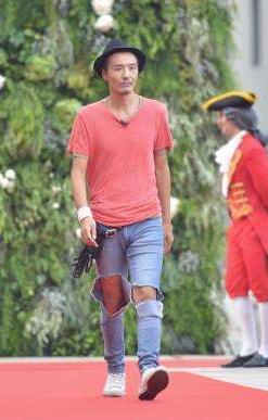 朴树不愧是明星里最穷的! 穿成这样也敢走机场, 网友: 看着都心疼