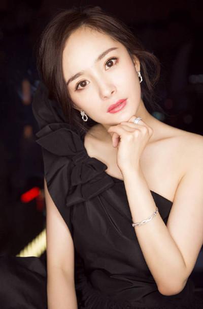 杨幂怎么想的? 黑色长裙配粉色凉鞋, 这是玩成熟还是玩清纯?