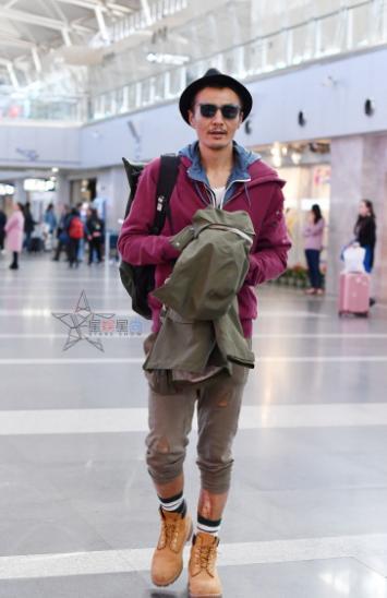 朴树不愧是明星里最穷的! 穿成这样也敢走机场, 网友: 看着都心疼
