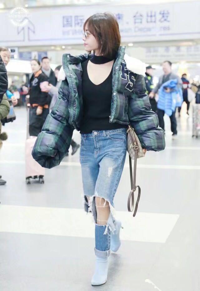 20岁关晓彤和37岁蔡依林同穿大棉服, 一位时髦女王, 一位土气女孩?