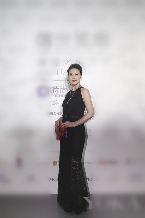 周海媚亮相活动, 粉色毛衣配上一口大黄牙, 网友直呼: 辣眼睛!