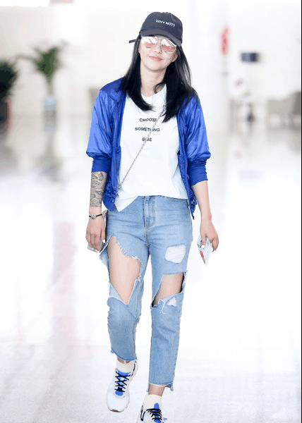 谭维维现机场, 脚上的紫色靴要1万多块, 网友: 白给我都不要!