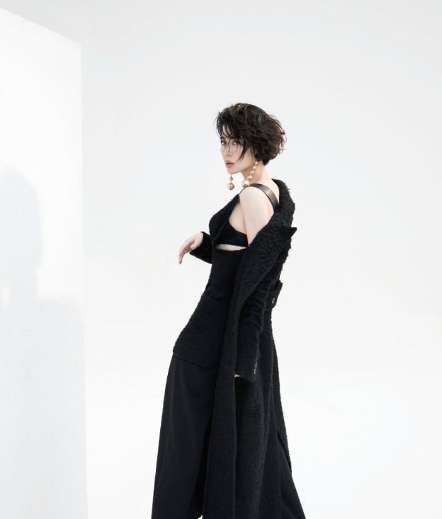 她和导演同居12年却遭抛弃, 如今身家40亿无人娶, 有野性魅力!