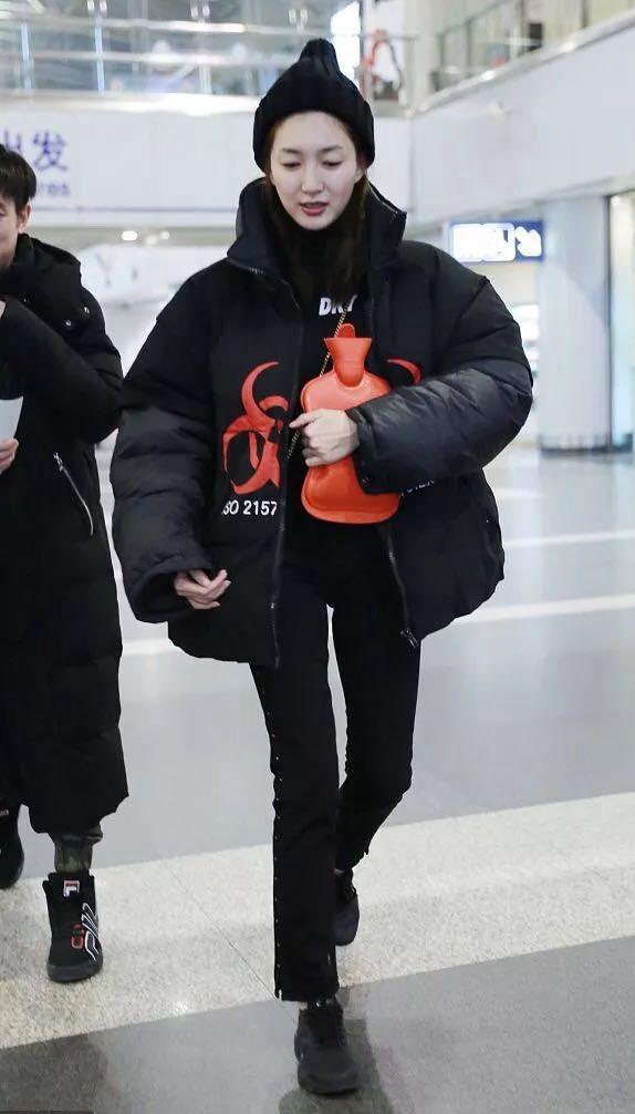 28岁唐艺昕与31岁江疏影, 机场又撞衫了, 网友: 输一次还不够?