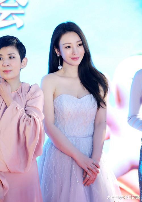 柳岩出席活动, 穿白色纱裙仙气足, 网友: 是仙女本人没错了!