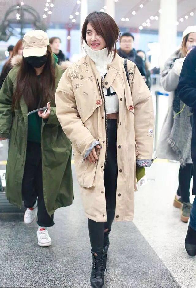 蔡依林现身机场, 一款大衣搭两款造型, 网友: 一次比一次敢穿!