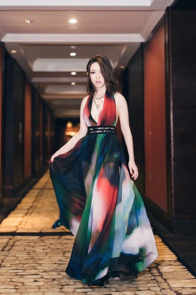 邓紫棋你别撩裙子了, 里面都被看到了, 网友: 我的天呐! 好性感