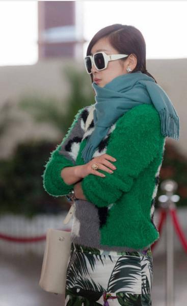 39岁秦海璐胆真大! 一身绿却配双红色高跟, 网友: 我可不敢这么穿