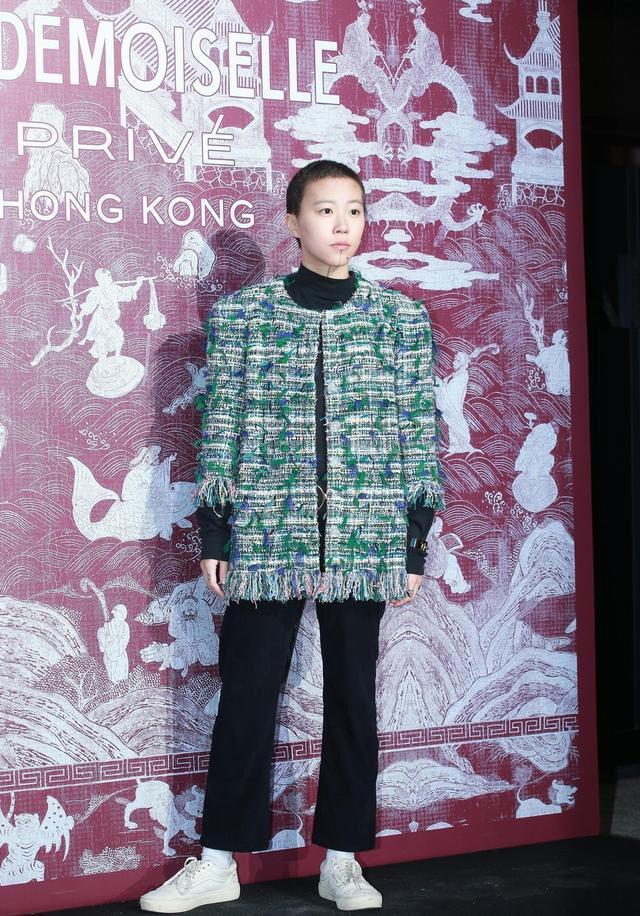 被窦靖童丑哭! 香奈儿三万外套穿出地摊货效果, 发布会成车祸现场