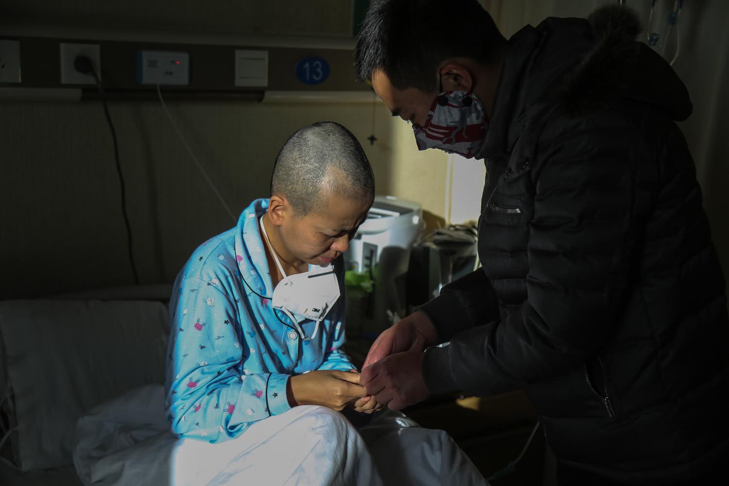 丈夫吸毒致家败血癌女子拒绝治疗 谁知回头浪子扛着妻子进了医院