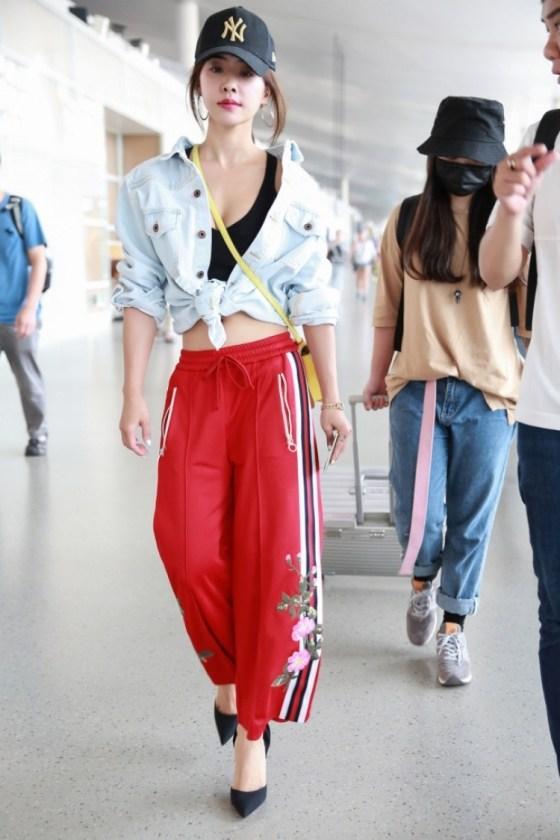 23岁乔欣衣品真好, 机场一条运动裤少女感十足, 今年流行这么穿?