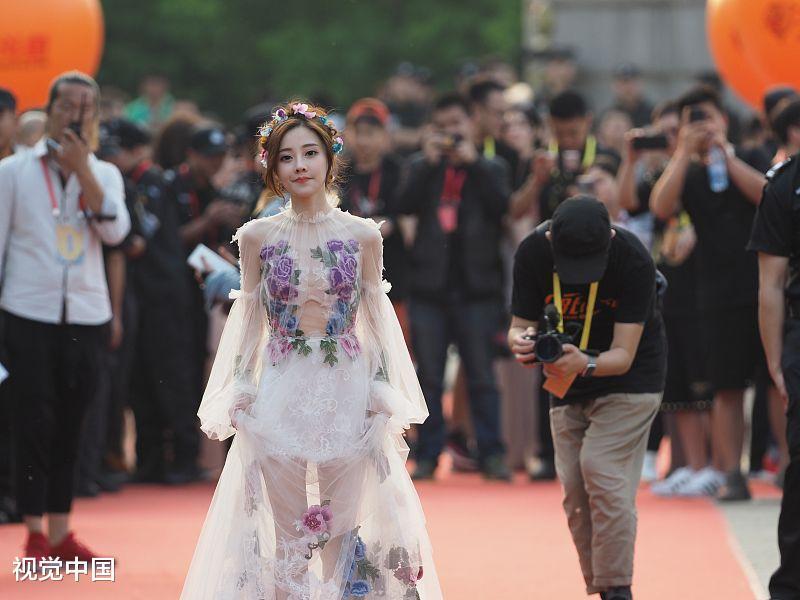 婚姻、身份都“造假”欺骗大家的冯提莫, 网友: 天佑有伴了