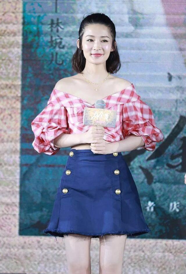 27岁李沁出席活动, 高腰一字肩搭短裙, 天鹅颈大长腿看不厌!