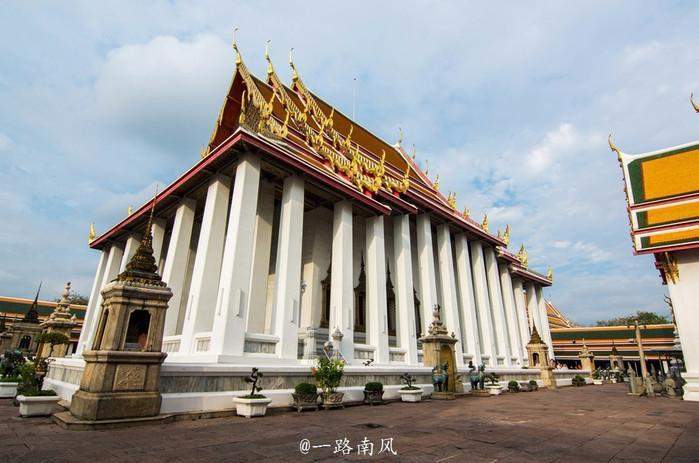 曼谷卧佛寺有佛塔近100座,寺内为何遍布古代中国人物雕塑?