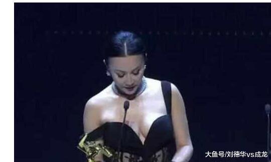 刘嘉玲颁奖典礼肩带滑落, 古天乐领奖全程盯着奖杯, 获网友点赞