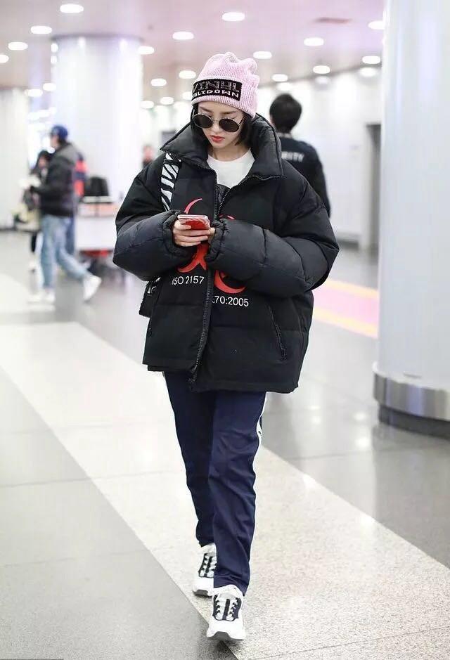 28岁唐艺昕与31岁江疏影, 机场又撞衫了, 网友: 输一次还不够?