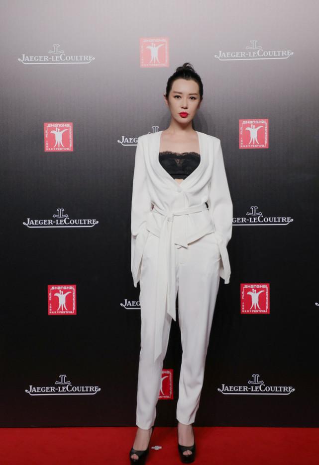 她和导演同居12年却遭抛弃, 如今身家40亿无人娶, 有野性魅力!