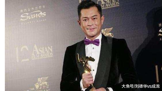 刘嘉玲颁奖典礼肩带滑落, 古天乐领奖全程盯着奖杯, 获网友点赞