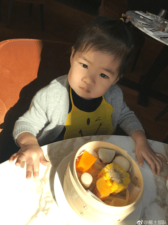 章子怡晒醒醒吃饭照片, 饭碗是亮点, 网友: 传说中姥姥带娃
