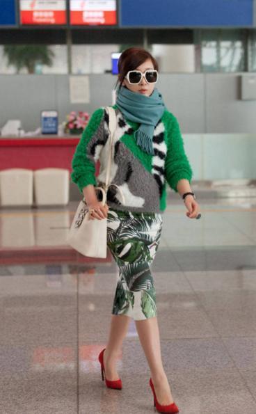 39岁秦海璐胆真大! 一身绿却配双红色高跟, 网友: 我可不敢这么穿