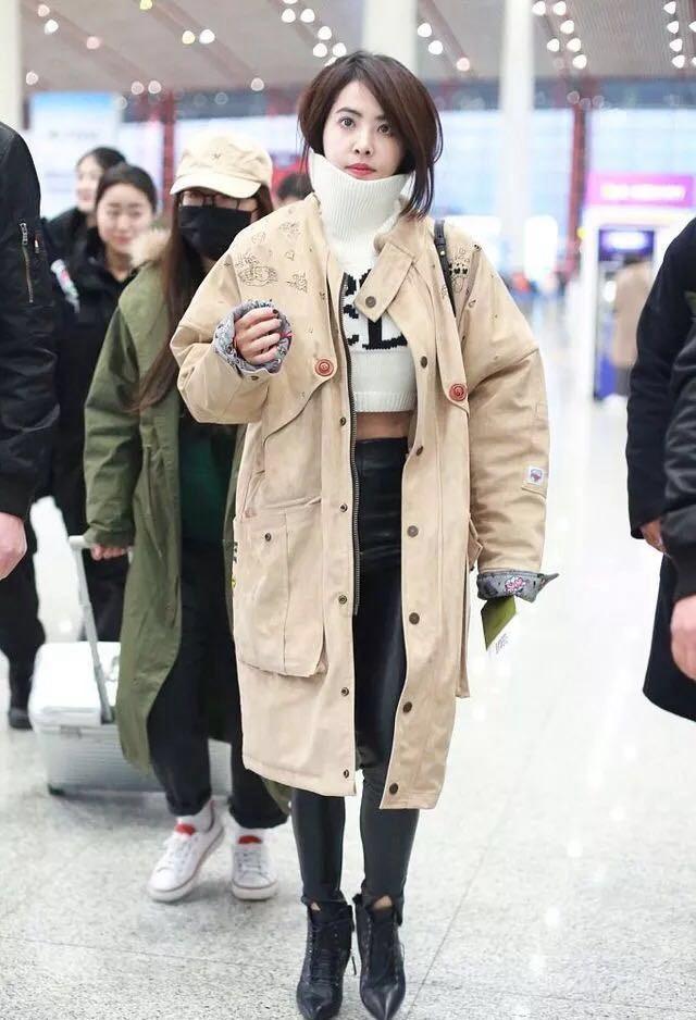蔡依林现身机场, 一款大衣搭两款造型, 网友: 一次比一次敢穿!