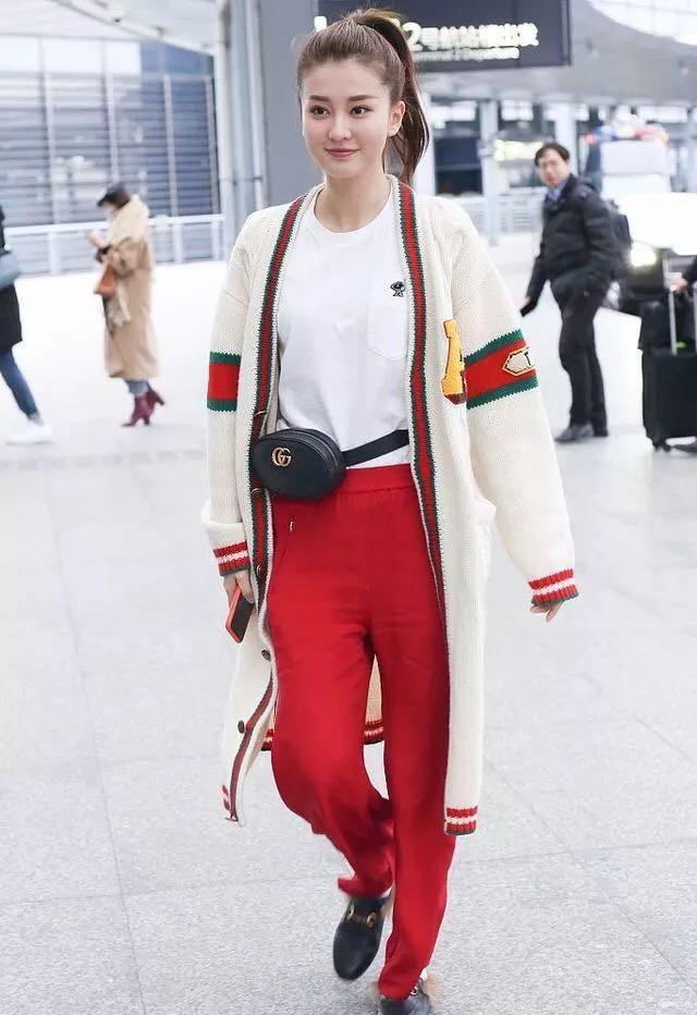 23岁乔欣衣品真好, 机场一条运动裤少女感十足, 今年流行这么穿?